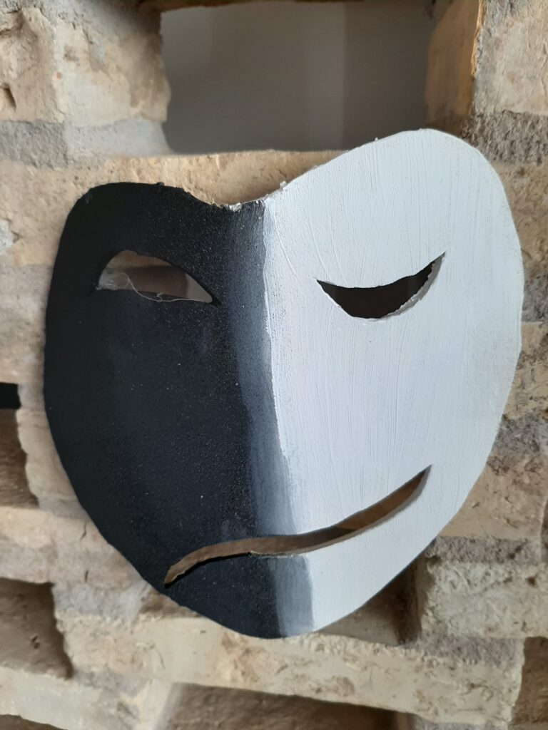 Maske der både er sur og glad