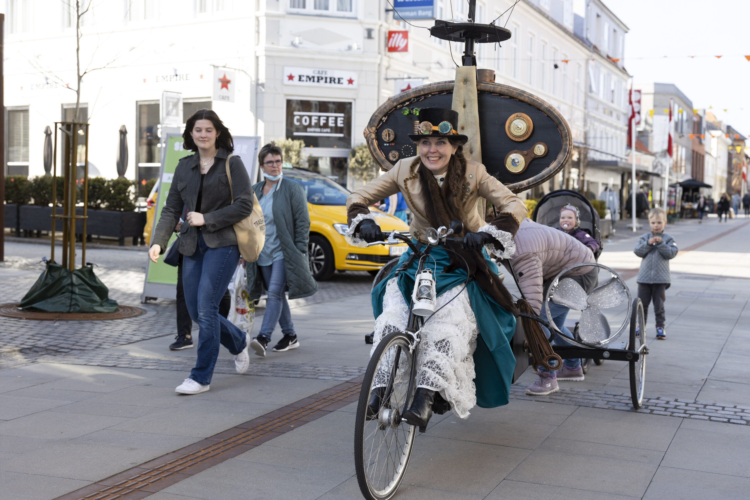 Den Gale Opfinder på sin cykelhelikopter til fødselsdag i Frederikshavn