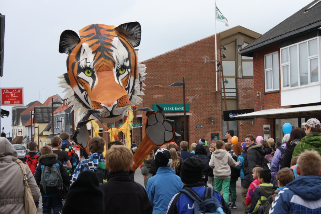 Tiger ses i stor folkemængde